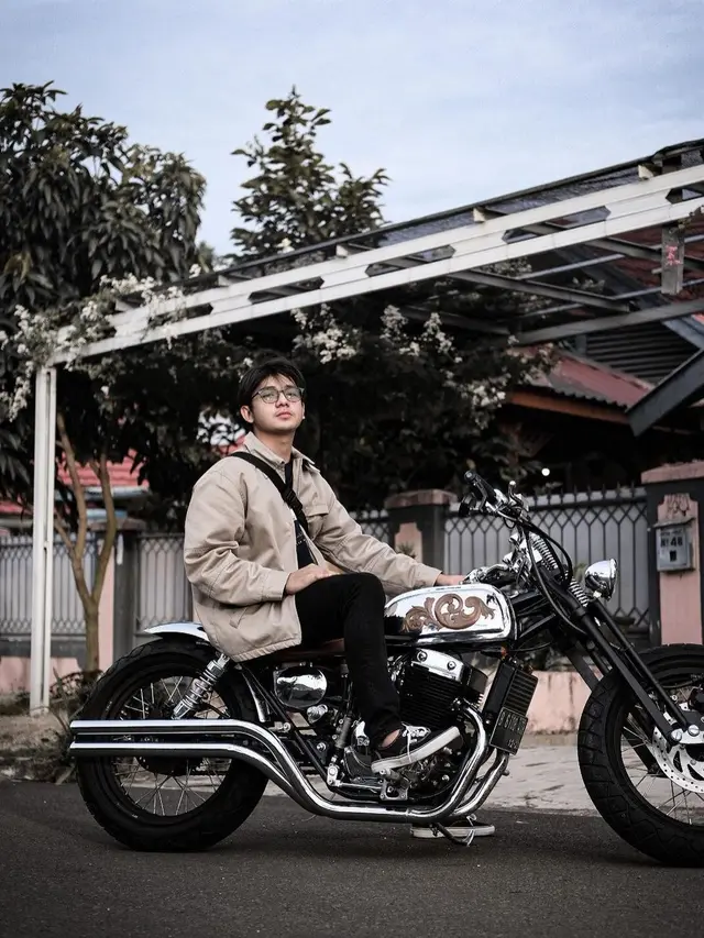 Arbani Yasiz terlihat macho saat berkendara motor