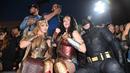 Penggemar mengenakan kostum Batman dan Wonder Woman saat menghadiri pemutaran perdana film Justice League di Dolby Theatre di Hollywood, California (13/11). (AFP Photo/Robyn Beck)