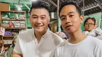 Chef Arnold dan Gibran Rakabuming saat mengunjungi Pasar Gede Solo, Jawa Tengah. (dok. Instagram @arnoldpo/https://www.instagram.com/p/B6IQn_qpe5P/Putu Elmira)