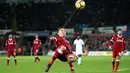 Pemain Liverpool, Roberto Firmino mengambil alih bola saat bertandang ke kandang Swansea City dalam lanjutan Premier League di Stadion Liberty, Selasa (23/1). Liverpool tumbang 0-1 dari penghuni dasar klasemen Liga Inggris Swansea. (Nick Potts/PA via AP)