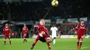 Pemain Liverpool, Roberto Firmino mengambil alih bola saat bertandang ke kandang Swansea City dalam lanjutan Premier League di Stadion Liberty, Selasa (23/1). Liverpool tumbang 0-1 dari penghuni dasar klasemen Liga Inggris Swansea. (Nick Potts/PA via AP)