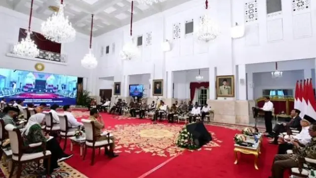 Presiden Joko Widodo (Jokowi) memberikan pidato dalam sidang kabinet paripurna di Istana Negara, Jakarta, Senin, 3 Juli 2023. (Foto: Instagram @jokowi)