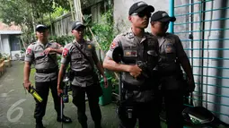 Sejumlah petugas Gegana Polda DIY bersiap melakukan penyisiran di setiap sudut GKJ Gondokusuman Yogyakarta, Kamis (24/3). Penyisiran dilakukan sebagai antisipasi untuk menghindari kemungkinan adanya teror pada malam perayaan Paskah. (Foto: Boy Harjanto)