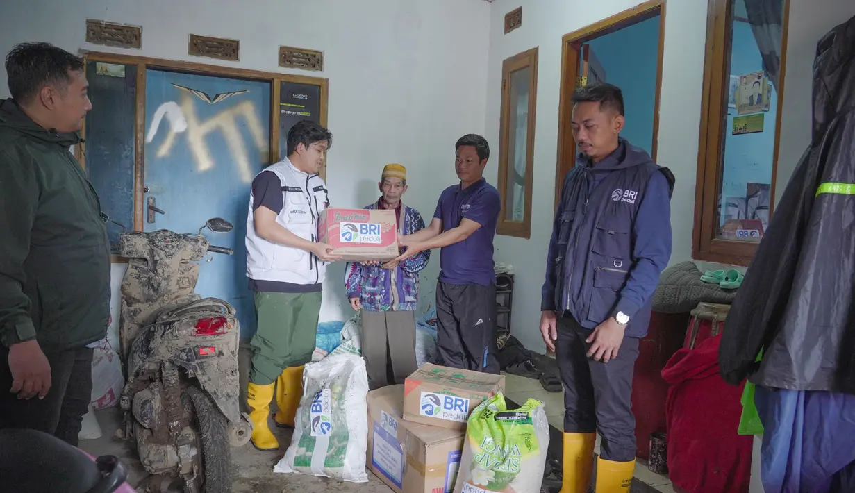 Corporate Secretary BRI, Dhanny, menegaskan komitmen BRI untuk terus hadir membantu masyarakat terdampak bencana. “Kami memastikan masyarakat terdampak longsor di Cisarua mendapatkan bantuan yang dapat meringankan beban mereka dan mempercepat pemulihan pascabencana,” ujarnya.