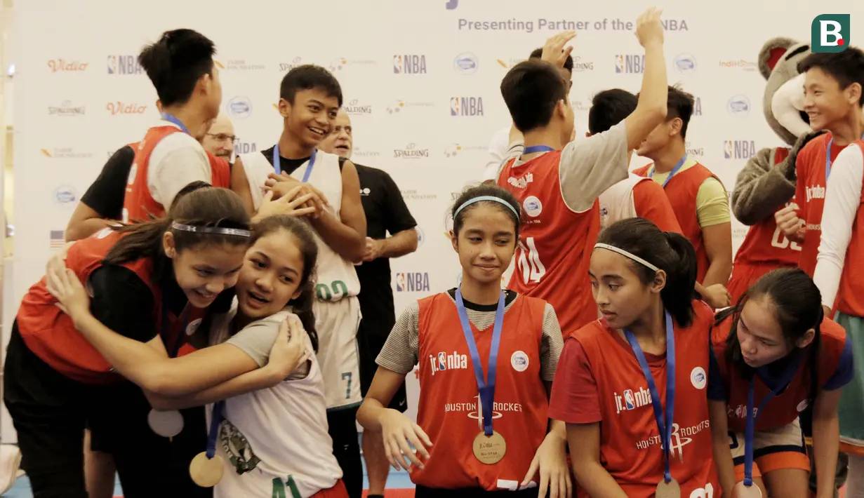 Para peserta NBA Junior tampak bahagia saat pengumuman 16 pemain yang menjadi Jr NBA Indonesia All-Star 2018 di Pluit Village Mall, Minggu (29/7/2018). (Bola.com/M Iqbal Ichsan)