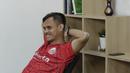 Pemain Persija Jakarta, Rezaldi Hehanussa, saat bermain FIFA 20 di Kantor KLY, Gondangdia, Jumat (26/6/2020). Andritany berhasil menjadi juara BOLA Esports Challenge setelah mengalahkan Rizky Darmawan dengan skor 8-0. (Bola.com/M Iqbal Ichsan)