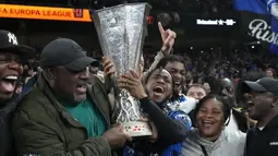 Pemain Atalanta, Ademola Lookman (tengah) bersama keluarganya merayakan gelar juara Liga Europa 2023/2024 setelah berhasil menang pada laga final melawan Bayer Leverkusen di Dublin Arena, Irlandia, Kamis (23/05/2024) dini hari WIB. (AP Photo/Frank Augstein)