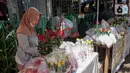 Penjual menata bunga tabur di TPU Karet Tengsin, Jakarta, Minggu (27/3/2022). Sebagian warga memanfaatkan waktu jelang Ramadan menjadi penjual bunga tabur musiman untuk memenuhi kebutuhan ziarah ke makam yang dijual Rp 5.000 - Rp 20.000 per kantong plastik. (Liputan6.com/Faizal Fanani)