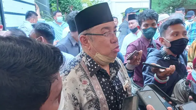 Asrun, ayah mantan wali kota kendari juga bebas dari lapas Kendari usai menjalano tahanan 4 tahun penjara.(Liputan6.com/Ahmad Skbar Fua)