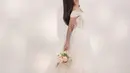 Gaun pengantinnya nampak elegan dengan potongan off shoulder. [Foto: Instagram/fuji_an]