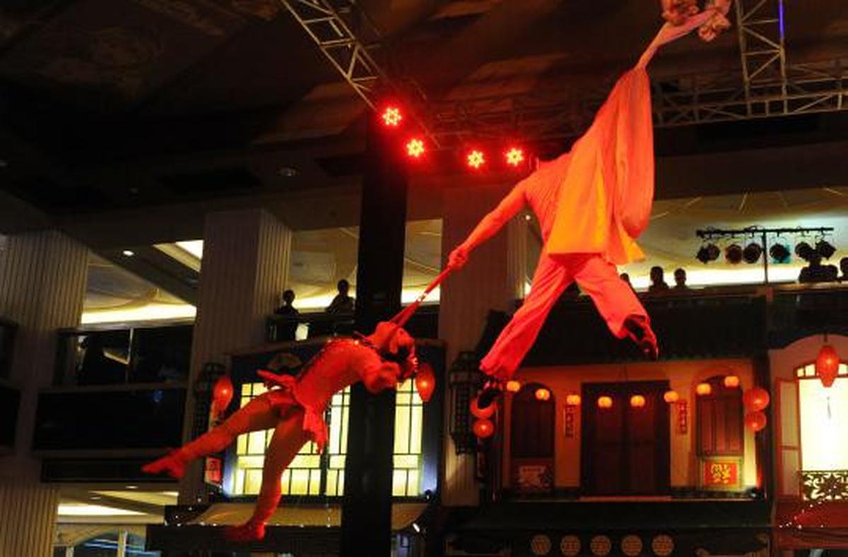 Pertunjukan sirkus di Grand Indonesia Shoping Town
