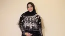 Tampil simple namun tetap chic dengan pilihan gamis brokat bunga mawar seperti look Aurel Hermansyah satu ini. (Instagram/aurelie.hermansyah).