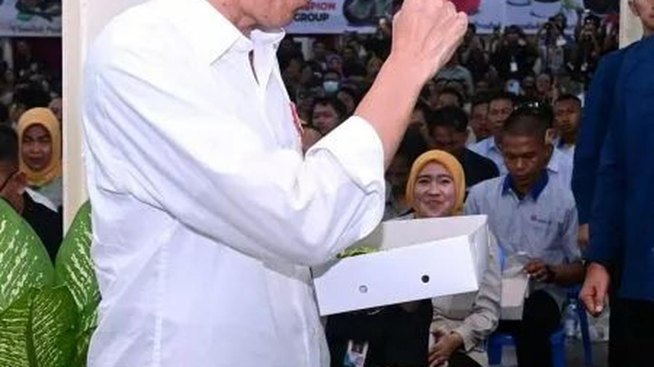 Momen Jokowi Makan Siang Nasi Kotak Bersama Karyawan Pabrik di Sidoarjo
