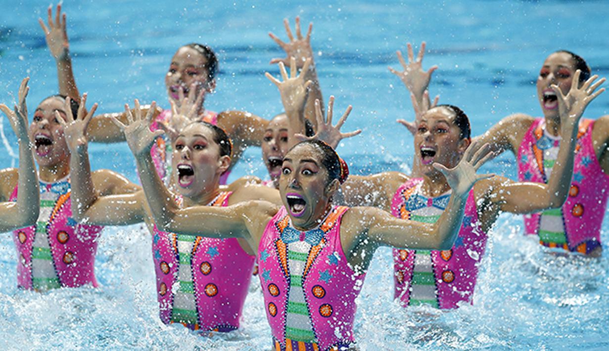 Penampilan tim renang synchronized putri Mexico pada FINA Swimming World Championships di Kazan Arena, Russia, Selasa (28/7/2015). (EPA/Patrick B. Kraemer)