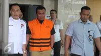 Bupati Subang, Ojang Suhandi (tengah) keluar dari Gedung KPK, Jakarta, Selasa (12/4). Ojang Suhandi ditahan terkait kasus dugaan suap rencana penuntutan dalam kasus penggelapan dana BPJS. (Liputan6.com/Helmi Afandi)