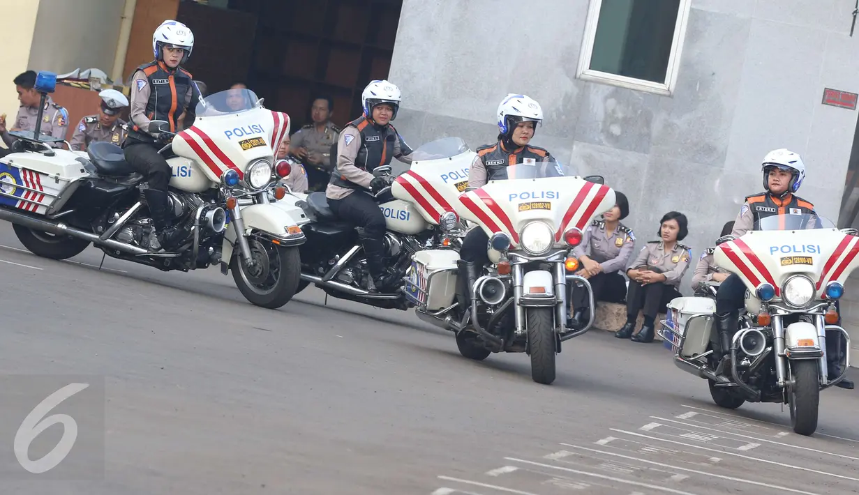 Para Polisi Wanita menggunakan motor gede saat mengelar Pasukan Operasi Patuh Jaya 2017 di Korlantas Polri, Jakarta, Selasa (9/5). Para Polwan menunjukkan safety Riding yang benar dan aman. (Liputan6.com/Helmi Afandi)