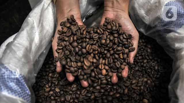 FOTO: Geliat Toko Kopi Tradisional Bertahan di Masa Pandemi