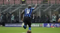 Romelu Lukaku dari Inter Milan melakukan selebrasi setelah mencetak gol pembuka timnya selama pertandingan sepak bola grup B Liga Champions antara Inter Milan dan Borussia Moenchangladbach di stadion San Siro di Milan, Italia, Rabu, 21 Oktober 2020. (Foto