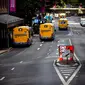 Bus berjalan di sepanjang jalan di Brisbane, Australia (30/6/2021). Kota itu menjadi sunyi karena dari penguncian dengan Australia memerangi wabah varian Delta yang sangat menular dari Covid-19. (AFP/Patrick Hamilton)