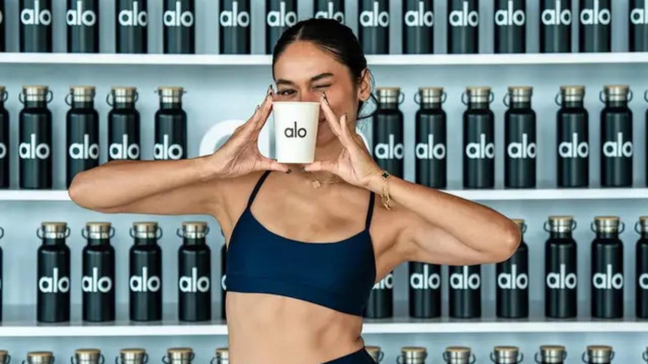 Potret Tubuh Kekar Hana Malasan Berbalut Athleisure Saat Yoga Bareng Kekasih