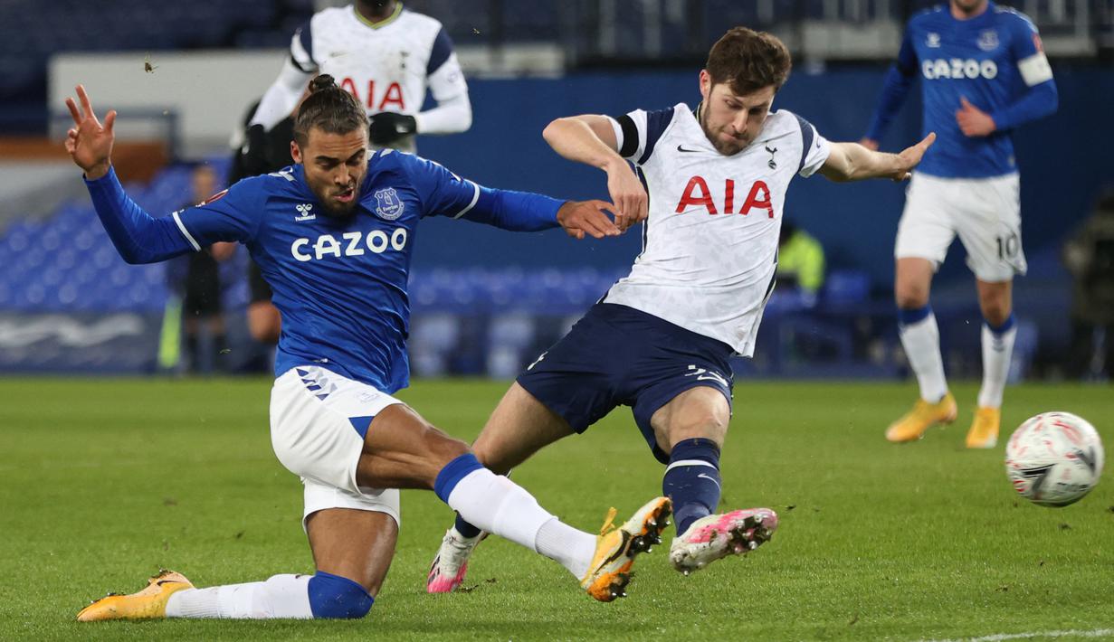 Striker Everton, Dominic Calvert-Lewin (kiri) melepaskan tendangan dibayangi bek Tottenham Hotspur, Ben Davies dalam laga babak kelima Piala FA 2020/21 di Goodison Park, Rabu (10/2/2021). Everton menang 5-4 (4-4) atas Tottenham melalui extra time. (AFP/Clive Brunskill/Pool)