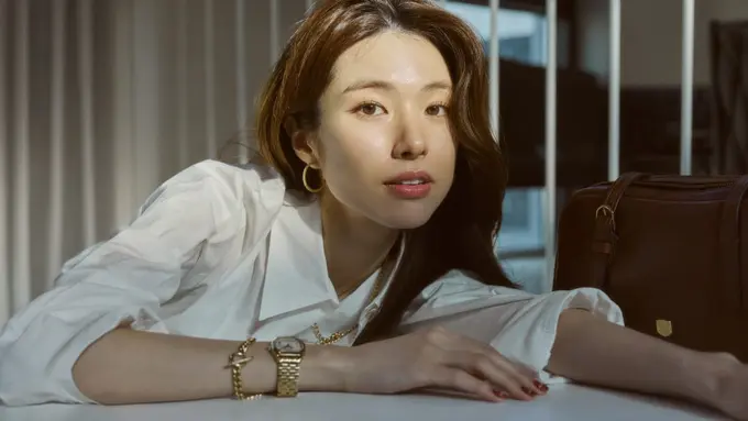 Tiru Gaya Chic Minimalis Ha Young yang Padu Padan Jam Tangan yang Tepat