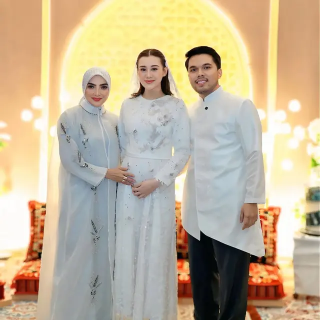 6 Potret Penampilan Ashanty di 4 Bulanan Aaliyah,