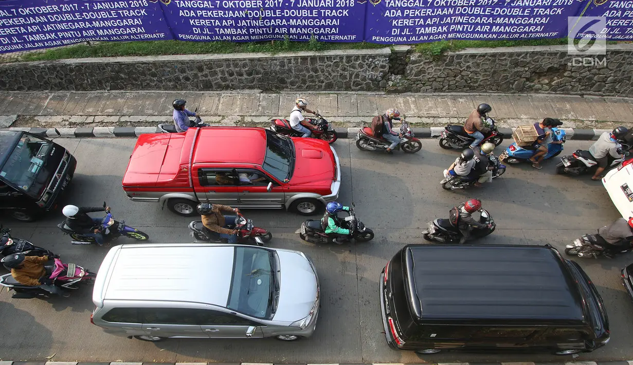 Kendaraan terjebak kemacetan saat melintasi pengalihan arus lalu lintas di Jalan Sultan Agung, Jakarta, Rabu (25/10). Macet ini disebabkan karena adanya pengalihan arus untuk pengerjaan double-double track kereta api. (Liputan6.com/Immanuel Antonius)