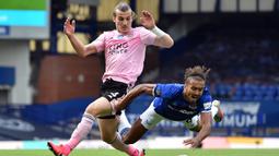 Bek Leicester City, Caglar Soyuncu, berebut bola dengan striker Everton, Dominic Calvert-Lewin, pada laga Premier League pekan ke-32 di Goodison Park, Kamis (2/7/2020) dini hari WIB. Leicester City kalah 1-2 atas Everton. (AFP/Peter Powell/pool)