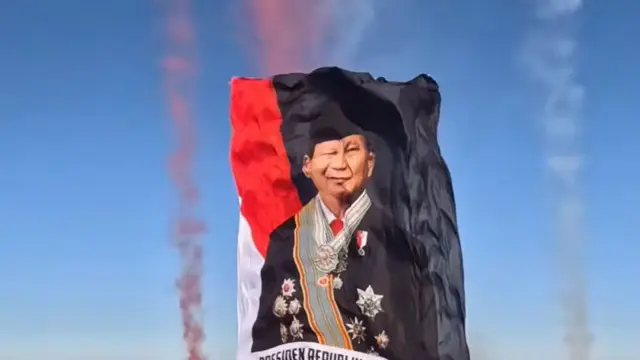 Baliho raksasa Presiden Prabowo berkibar saat HUT RI. (Dok. Tangkapan YouTube Sekretariat Negara)