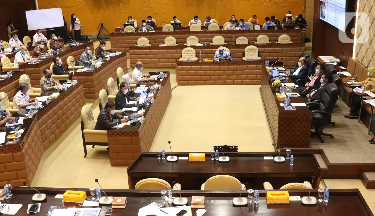 Suasana rapat Menteri Perhubungan Budi Karya Sumadi bersama Komisi V DPR RI di kompleks parlemen, Jakarta, Rabu (3/2/2021). Pesawat Sriwijaya Air SJ 182 rute Jakarta-Pontianak jatuh di perairan antara Pulau Laki dan Pulau Lancang pada Sabtu 9 Januari 2021.  (Liputan6.com/Angga Yuniar)