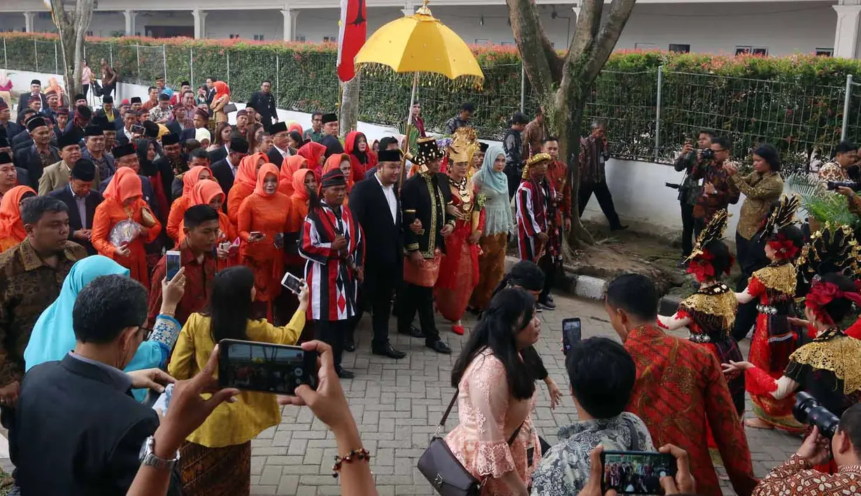 Bulang di kepala Ayang panggilan Putri Jokowi. Mahkota bulang bertingkat lima, memiliki makna beban yang akan ditanggung sebagai istri. Ayang tampak cantik dengan bulang emas dipadukan dengan kerudung transparan.(Deki Prayoga/Bintang.com)