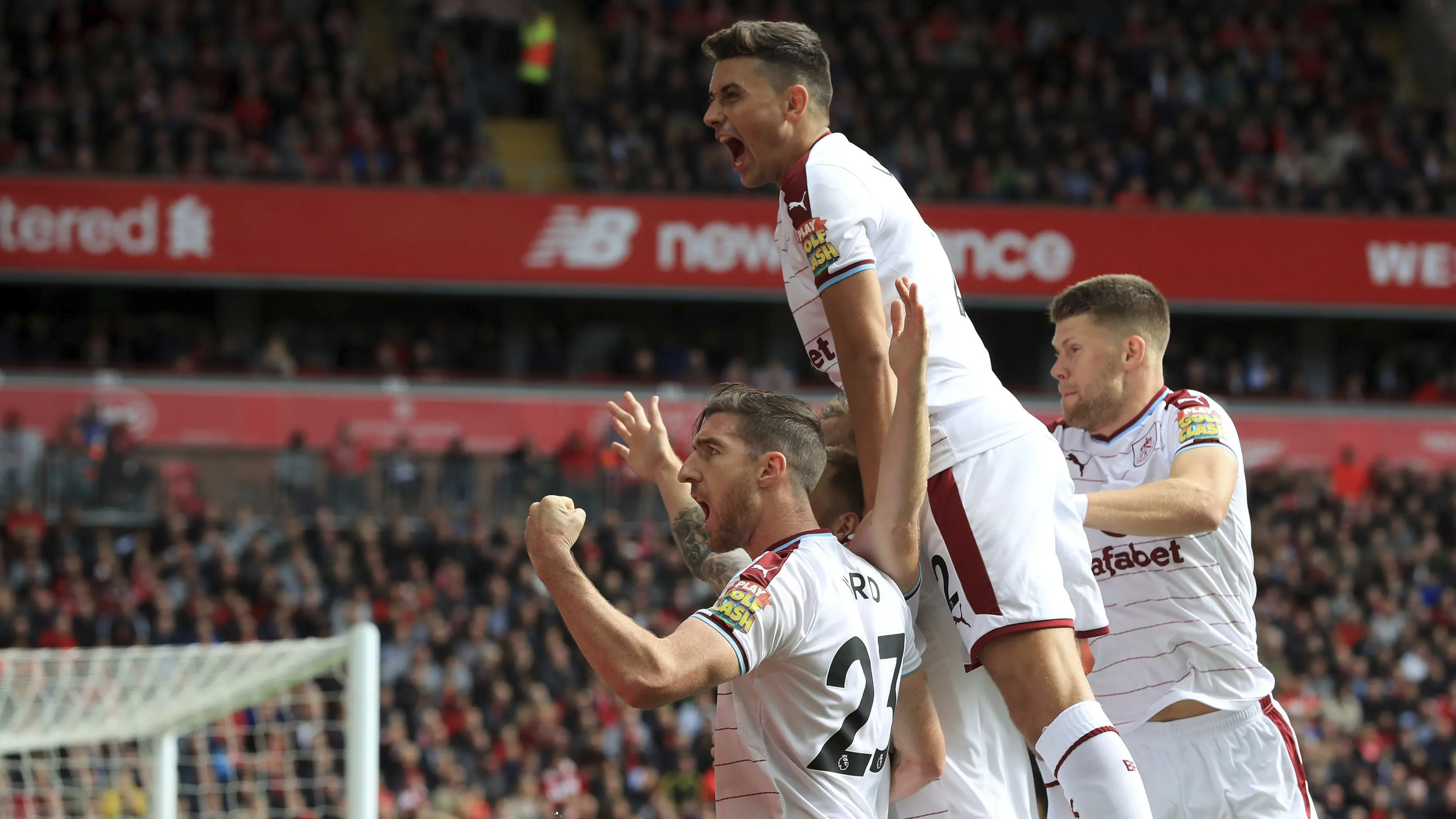 Selebrasi para pemain Burnley, saat Scott Arfield mencetak gol pembuka ke gawang Liverpoool pada laga Premier League di Anfield Stadium, Liverpool (16/9/2017). Liverpool bermain imbang 1-1. (Peter Byrne/PA via AP)