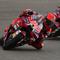Marc Marquez dari Tim Ducati Lenovo melaju di depan Francesco Bagnaia dari Tim Ducati Lenovo selama balapan sprint Grand Prix Spanyol MotoGP di sirkuit Jerez di Jerez de la Frontera, pada 25 April 2026. (Pierre-Philippe MARCOU/AFP)