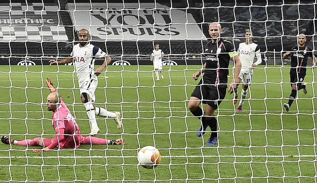 Gelandang Tottenham, Lucas Moura, mencetak gol ke gawang LASK pada laga Grup J Liga Europa 2020/2021 di Tottenham Hotspurs Stadium, Jumat (23/10/2020) dini hari WIB. Tottenham menang telak 3-0 atas LASK. (AFP/Daniel Leal-Olivas)