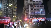 Petugas pemadam kebakaran berkumpul di lokasi gedung apartemen yang terkena serangan udara Israel di distrik Cola, Beirut, 30 September 2024. (Fadel ITANI/AFP)