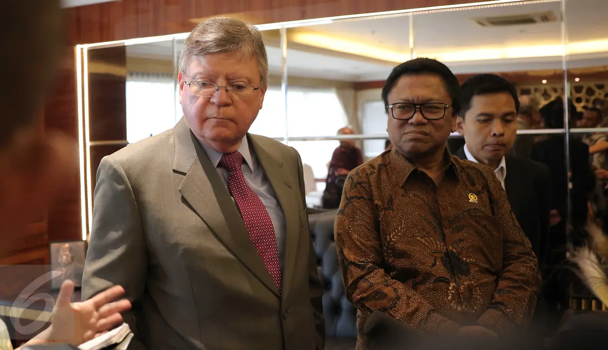 Wakil Ketua MPR Oesman Sapta (kedua kanan) saat menerima Kunjungan Duta Besar Brasil untuk Indonesia Rubem Antonio Correa Barbosa (jas abu abu) di ruang Pimpinan Komplek Parlemen Senayan, Jakarta, Senin (28/3). (Liputan6.com/Angga Yuniar)