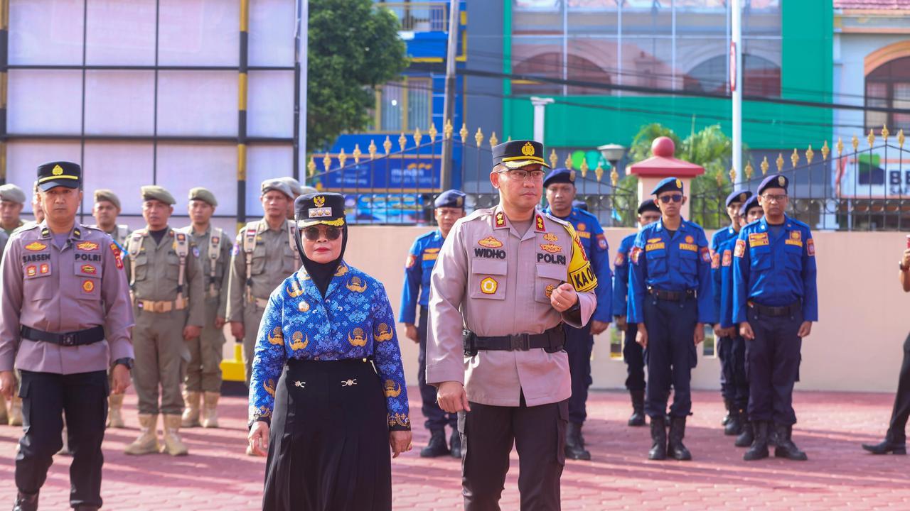 Wali Kota Bontang, Neni Moerniaeni, memimpin Apel Gelar Pasukan Operasi Zebra Mahakam 2025 di Halaman Polres Bontang