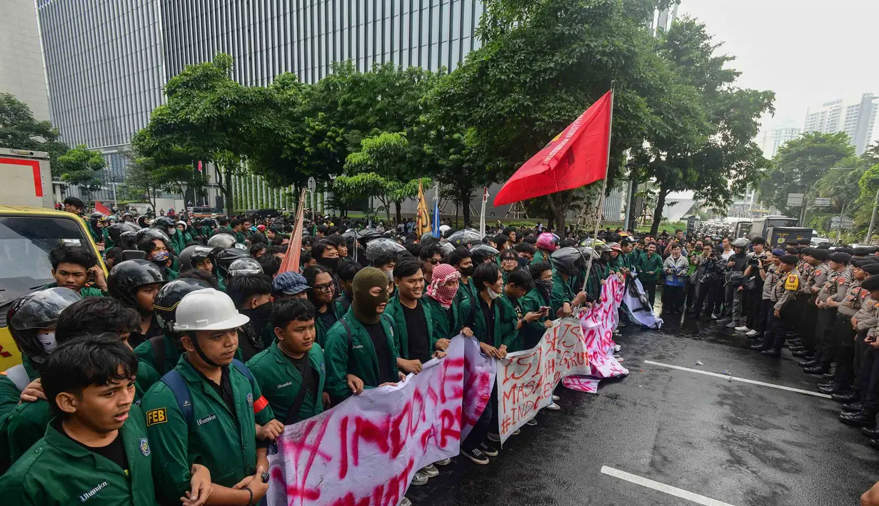 Mahasiswa dari Universitas Muhammadiyah Prof. DR. HAMKA (Uhamka) diadang petugas kepolisian di jalan Sudirman, Jakarta, saat akan berunjuk rasa di kawasan Bundaran Hotel Indonesia, Senin (15/6/2026). (merdeka.com/Arie Basuki)