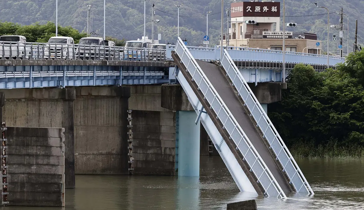 Sebuah jembatan yang runtuh terlihat setelah gempa bumi di Yatsushiro, prefektur Kumamoto, Rabu, 29 Juli 2026. (Juntaro Yokoyama/Kyodo News via AP)