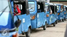 Antrian bajaj BBG saat hendak mengisi bahan bakar di mobile refueling unit (MRU) di kawasan Waduk Pluit, Jakarta, Selasa (16/2/2016). PT Perusahaan Gas Negara (PGN) berencana membangun 60 unit SPBG hingga 2019. (Liputan6.com/Yoppy Renato)