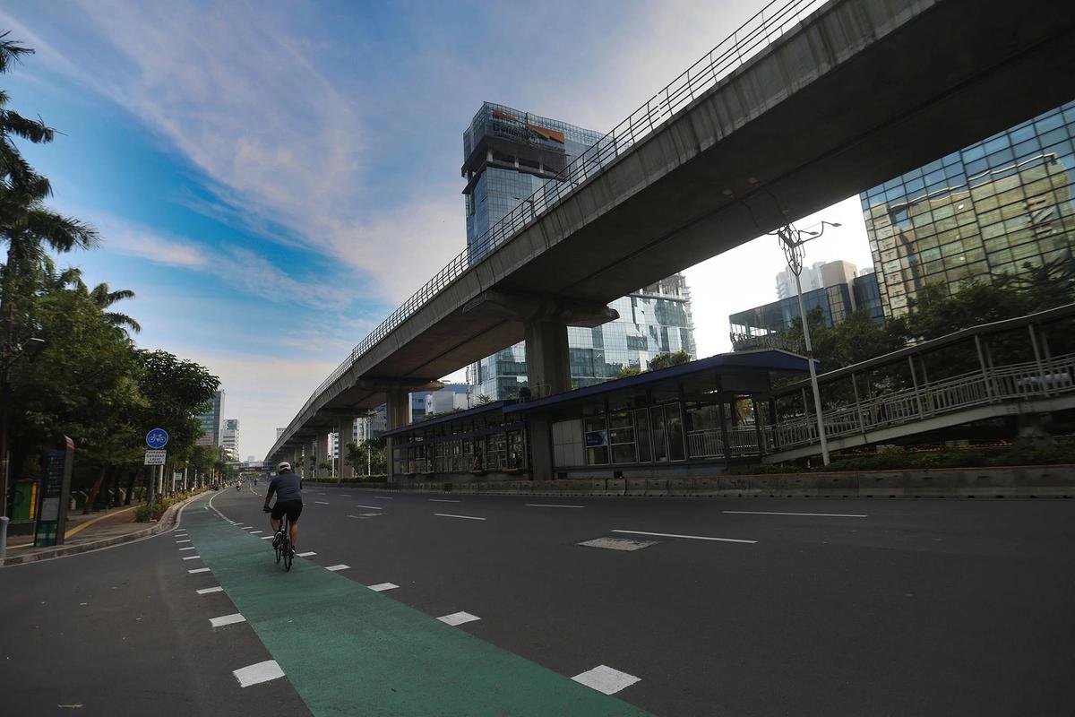 FOTO: Ibukota Jakarta Sepi di Bawah Langit Biru
