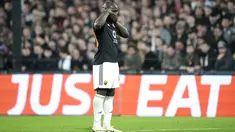 Pemain AS Roma, Romelu Lukaku, melakukan selebrasi setelah mencetak gol ke gawang Feyenoord dalam duel leg pertama play-off fase gugur Liga Europa 2023/2024 di Stadion De Kuip, Jumat (16/2/2024). Kedua tim bermain imbang 1-1.  (AP Photo/Peter Dejong)