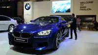 Pengunjung melihat mobil BMW M6 Coupe yang dipamerkan di Indonesia Internasional Motor Show 2016 di JIEXPO Kemayoran Jakarta, Kamis (7/4/2016). Penyelenggara menargetkan IIMS 2016 mampu meraup transaksi Rp 2 Triliun. (Liputan6.com/Helmi Fithriansyah)