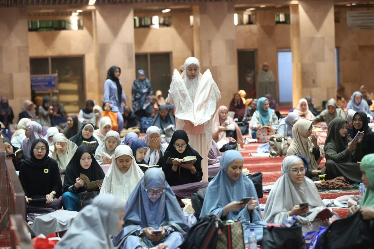 FOTO: Ribuan Jemaah Jalani Itikaf Malam 21 Ramadan di Masjid Istiqlal