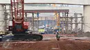 Sejumlah alat berat dikerahkan dalam proyek jalan tol Depok-Antasari di kawasan Pondok Labu, Jaksel, Rabu (2/12/2015). Seksi I ruas Antasari-Sawangan sepanjang 12 km tersebut ditargetkan rampung pertengahan 2016. (Liputan6.com/Immanuel Antonius)