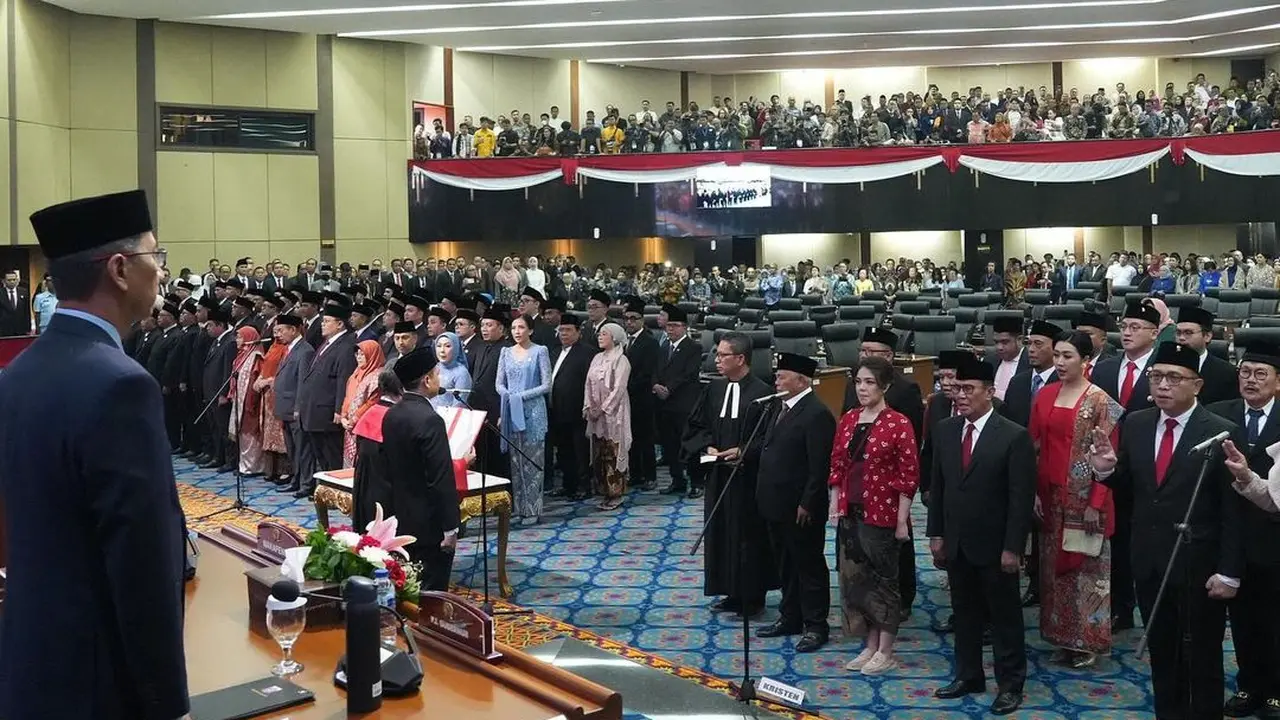 6 Gaya Tina Toon Kenakan Kebaya Jumputan Merah, Dilantik Jadi Anggota DPRD DKI Jakarta untuk Kedua Kalinya