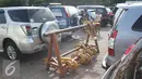 Sejumlah gembok ban mobil yang berada di kawasan Monas, Jakarta, Selasa (3/1). Retribusi derek yang lebih dari Rp 10 miliar tersebut berasal dari 20.472 kendaraan. (Liputan6.com/Immanuel Antonius)