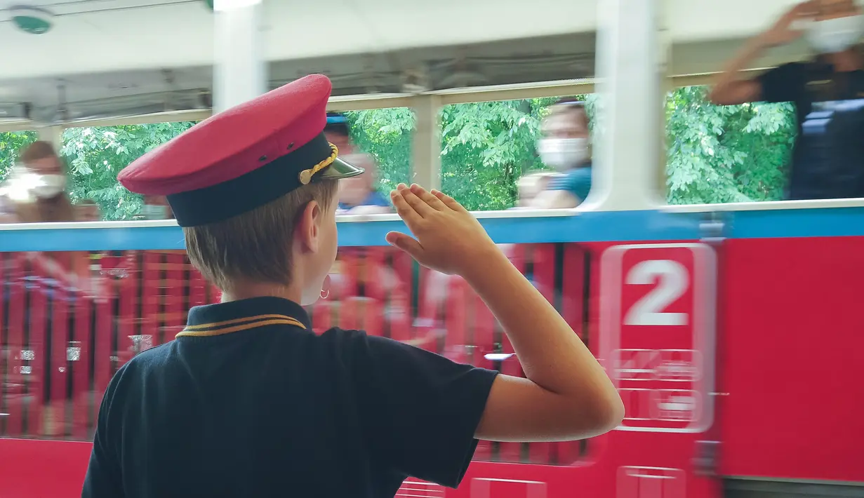 Seorang anak bekerja di sebuah kereta di Jalur Kereta Anak di Budapest, 26 Agustus 2020. Jalur kereta sempit yang melintasi hutan perbukitan di ibu kota Hungaria ini sebagian besar layanan komersial dan manajemen lalu lintasnya dilakukan  anak-anak usia 10-14 tahun (Xinhua/Attila Volgyi)