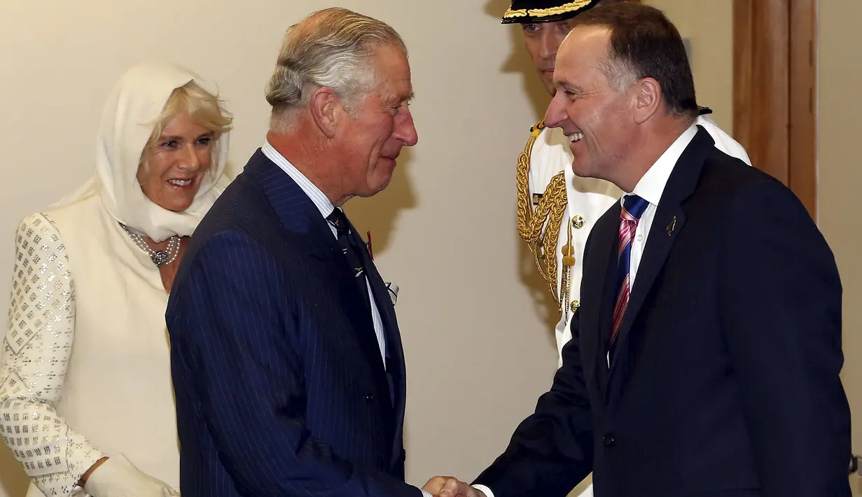 Pangeran Charles dan istri keduanya Camilla disambut PM Selandia Baru John Key di Government House in Wellington, Selandia Baru, (4/11/2015).  Pangeran Charles memulai kunjungannya di Australia dan Selandia baru selama 12 hari. (REUTERS/Anthony Phelps)